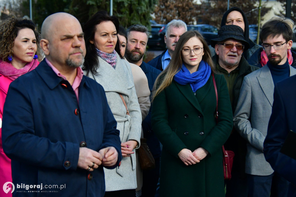 Niezależni zaprezentowali kandydatów na radnych. Konferencja odbyła się za biłgorajskim ratuszem...