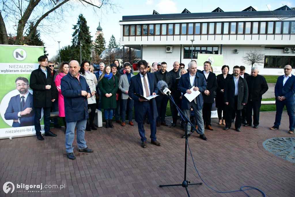 Niezależni zaprezentowali kandydatów na radnych. Konferencja odbyła się za biłgorajskim ratuszem...