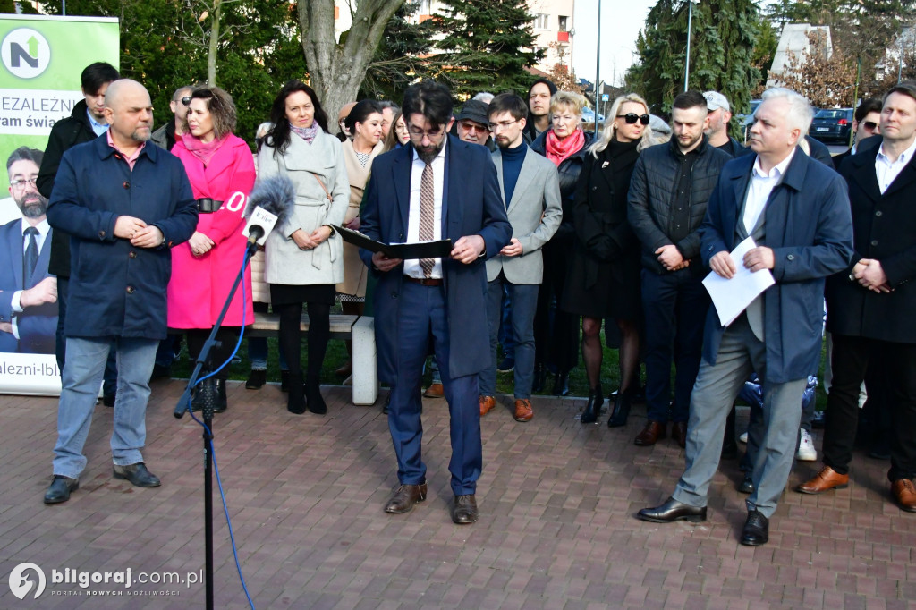 Niezależni zaprezentowali kandydatów na radnych. Konferencja odbyła się za biłgorajskim ratuszem...