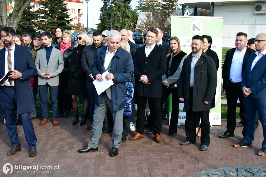 Niezależni zaprezentowali kandydatów na radnych. Konferencja odbyła się za biłgorajskim ratuszem...