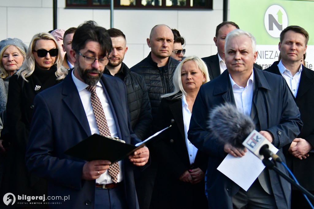 Niezależni zaprezentowali kandydatów na radnych. Konferencja odbyła się za biłgorajskim ratuszem...