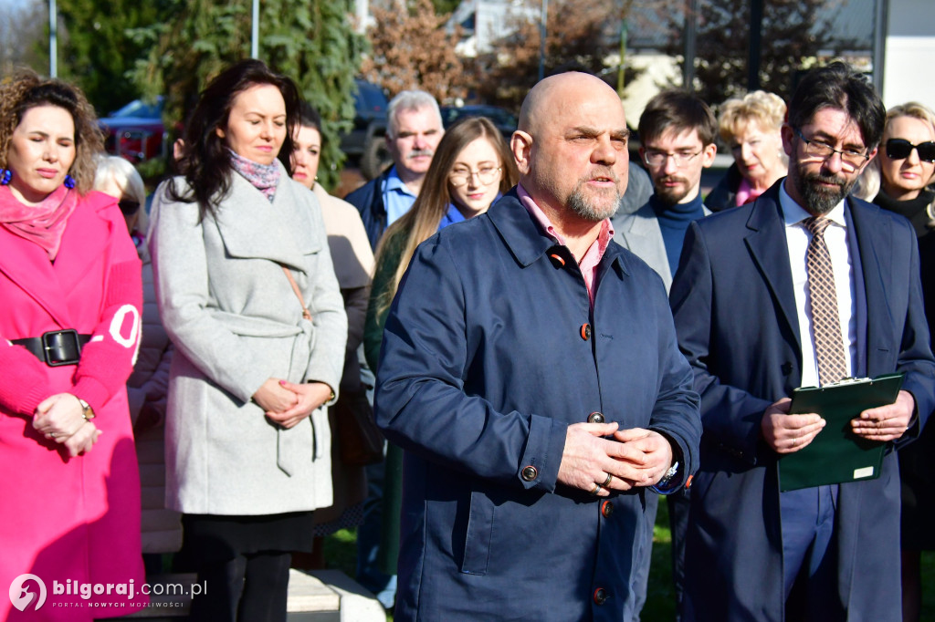 Niezależni zaprezentowali kandydatów na radnych. Konferencja odbyła się za biłgorajskim ratuszem...