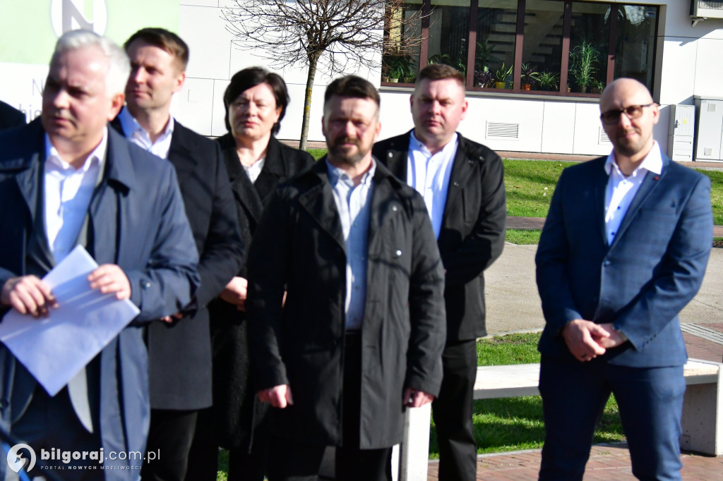 Niezależni zaprezentowali kandydatów na radnych. Konferencja odbyła się za biłgorajskim ratuszem...