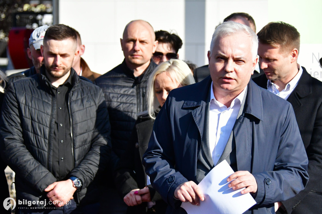 Niezależni zaprezentowali kandydatów na radnych. Konferencja odbyła się za biłgorajskim ratuszem...