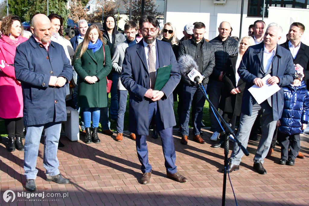 Niezależni zaprezentowali kandydatów na radnych. Konferencja odbyła się za biłgorajskim ratuszem...