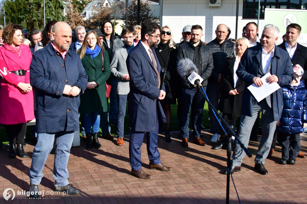 Niezależni zaprezentowali kandydatów na radnych. Konferencja odbyła się za biłgorajskim ratuszem...