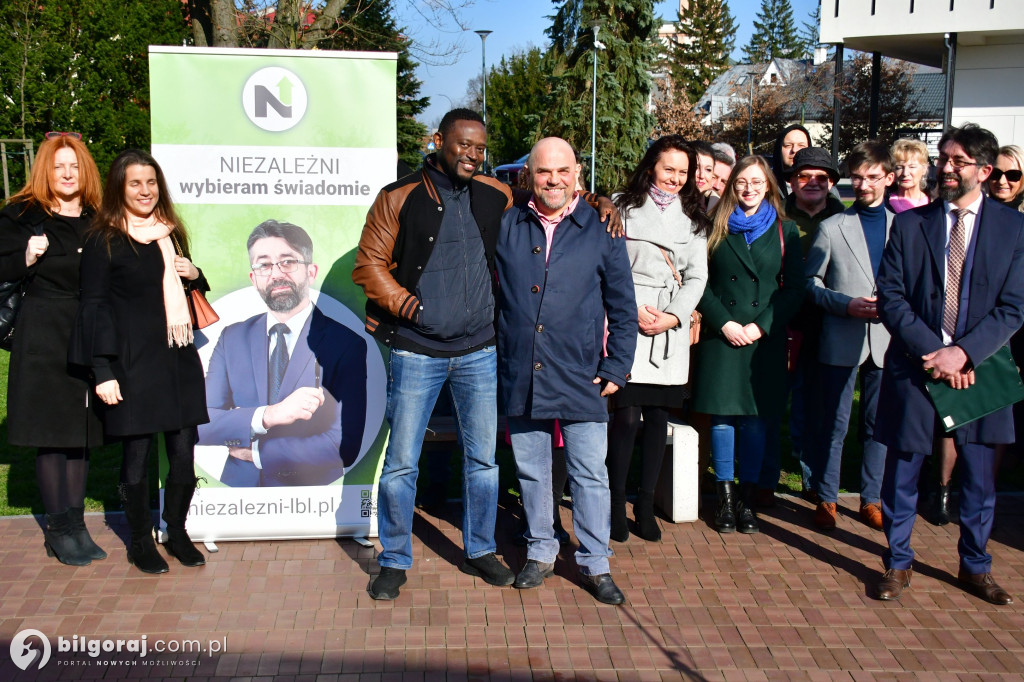 Niezależni zaprezentowali kandydatów na radnych. Konferencja odbyła się za biłgorajskim ratuszem...