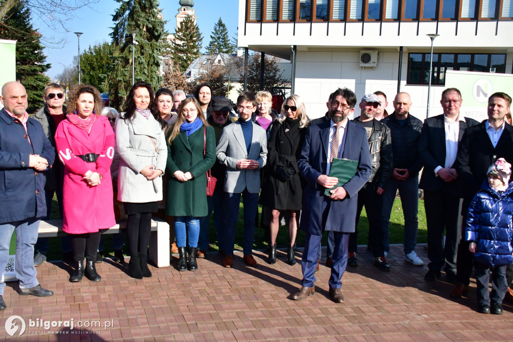Niezależni zaprezentowali kandydatów na radnych. Konferencja odbyła się za biłgorajskim ratuszem...
