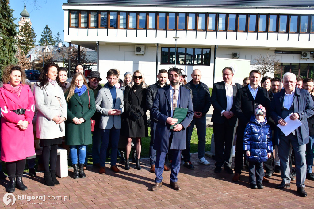 Niezależni zaprezentowali kandydatów na radnych. Konferencja odbyła się za biłgorajskim ratuszem...