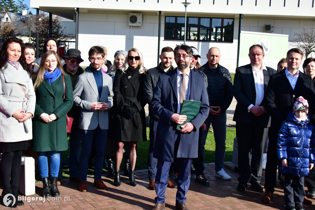 Niezależni zaprezentowali kandydatów na radnych. Konferencja odbyła się za biłgorajskim ratuszem...