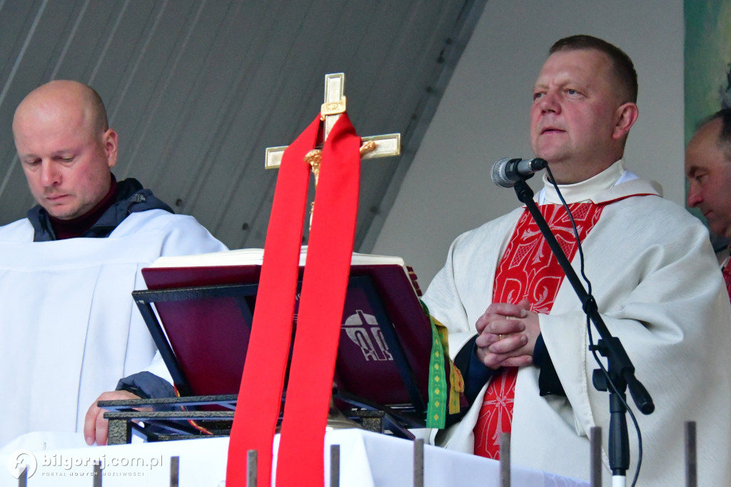 Msza św. na cmentarzu rozpoczęła świętowanie