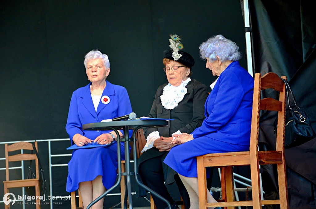 Seniorzy z Biłgoraja świętowali Dzień Flagi: Muzyka, teatr i barwny korowód