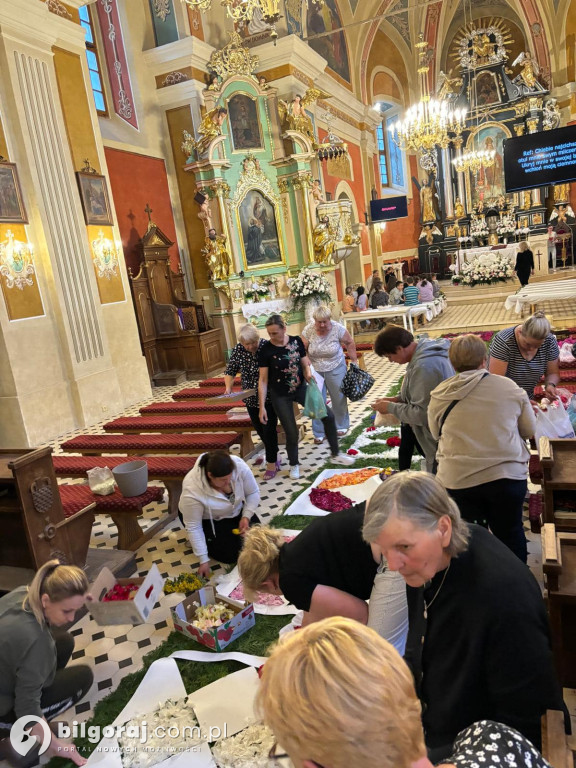 Goraj. Kwiatowy dywan dla Najświętszego Sakramentu