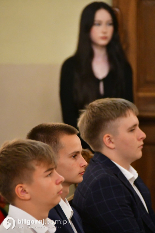  Bierzmowanie w biłgorajskiej farze: młodzież przyjęła dar Ducha Świętego