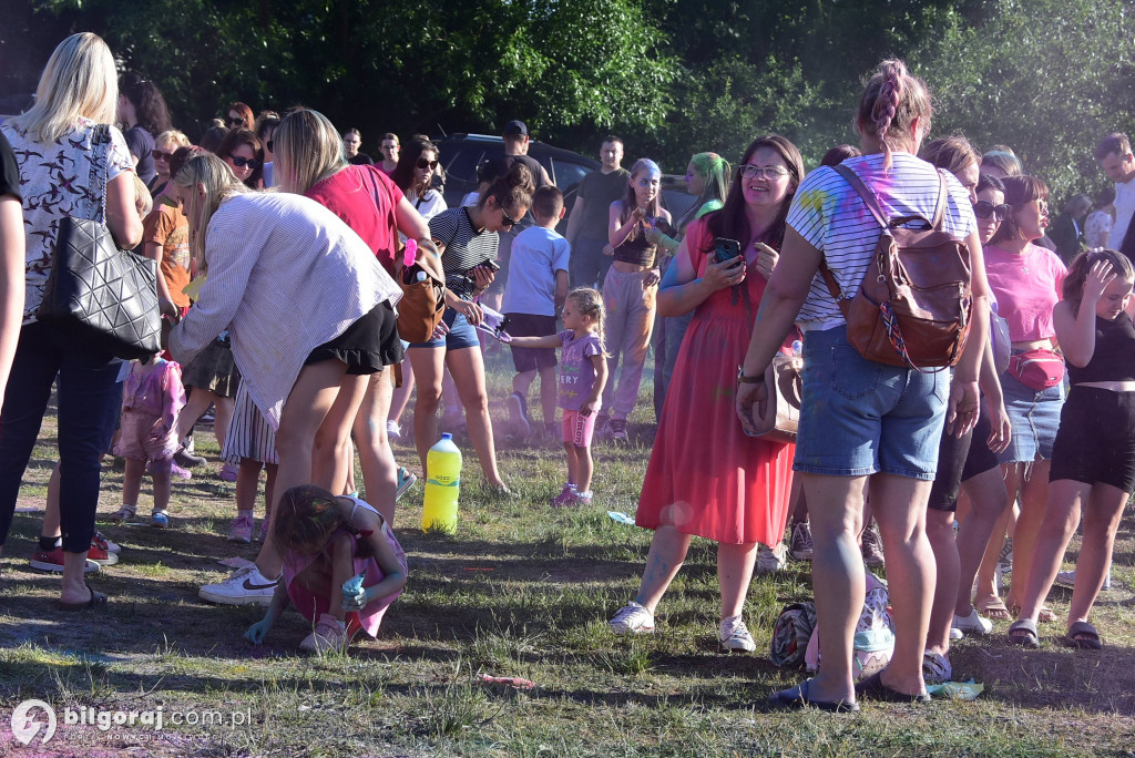 Biłgoraj rozkwitł kolorami! Festiwal Holi nad Zalewem Bojary oczarował uczestników