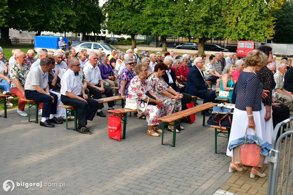 Biłgorajscy Seniorzy czarowali na scenie: Bajka i muzyka na powitanie wakacji