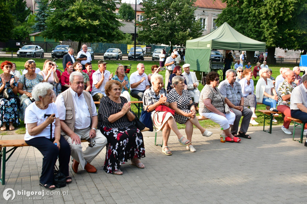 Biłgorajscy Seniorzy czarowali na scenie: Bajka i muzyka na powitanie wakacji