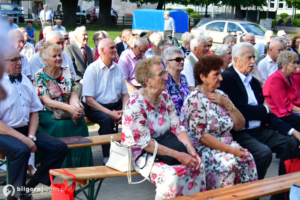 Biłgorajscy Seniorzy czarowali na scenie: Bajka i muzyka na powitanie wakacji