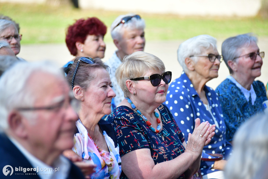 Biłgorajscy Seniorzy czarowali na scenie: Bajka i muzyka na powitanie wakacji