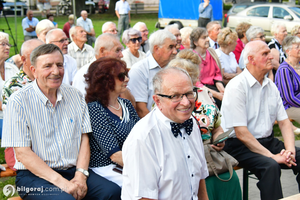 Biłgorajscy Seniorzy czarowali na scenie: Bajka i muzyka na powitanie wakacji