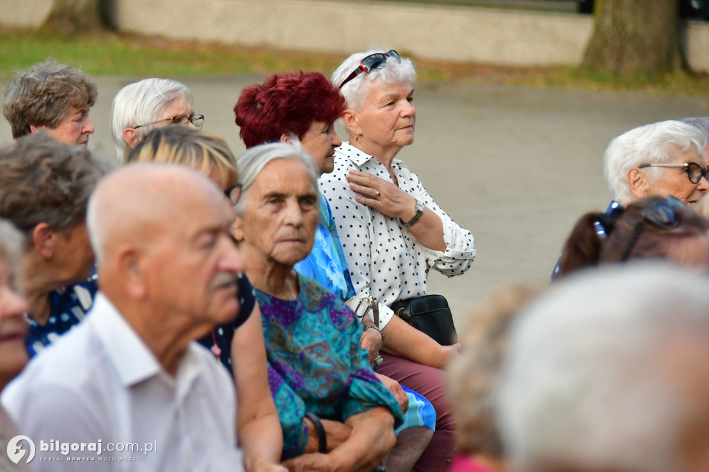 Biłgorajscy Seniorzy czarowali na scenie: Bajka i muzyka na powitanie wakacji