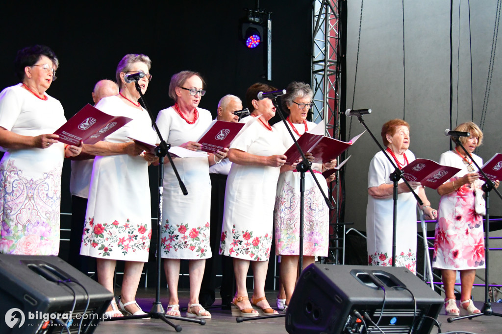 Biłgorajscy Seniorzy czarowali na scenie: Bajka i muzyka na powitanie wakacji