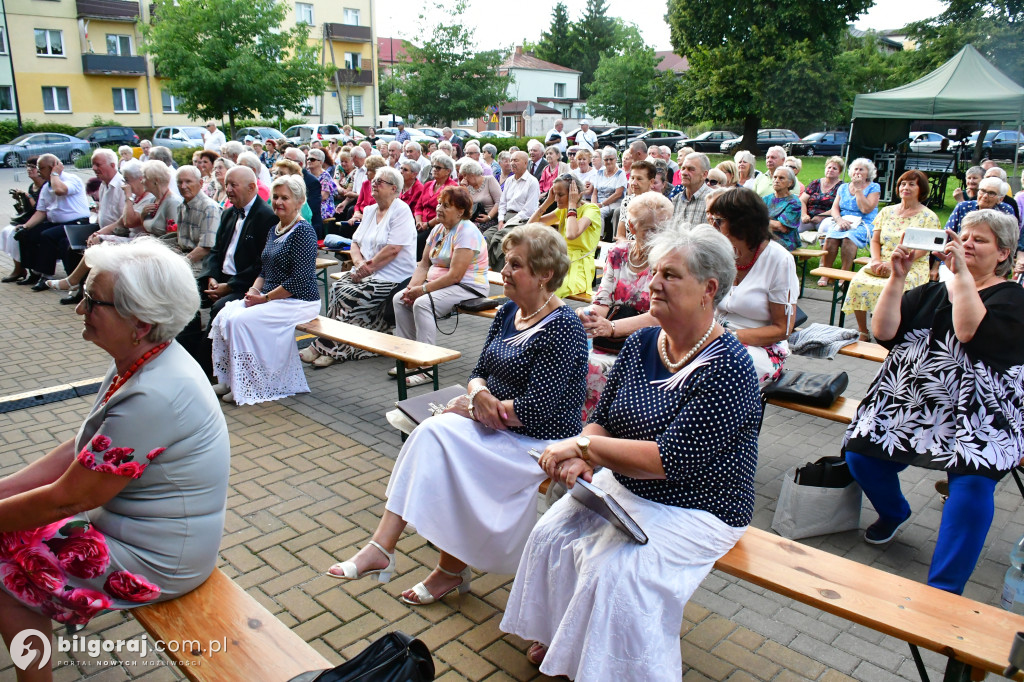 Biłgorajscy Seniorzy czarowali na scenie: Bajka i muzyka na powitanie wakacji