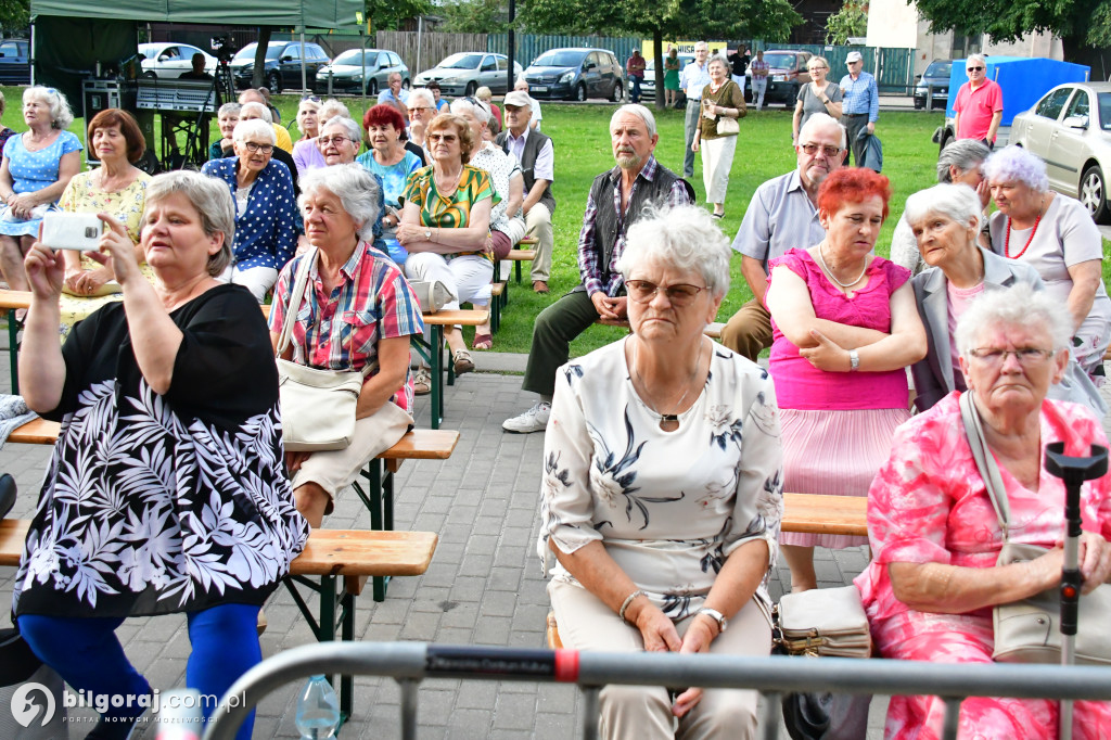 Biłgorajscy Seniorzy czarowali na scenie: Bajka i muzyka na powitanie wakacji
