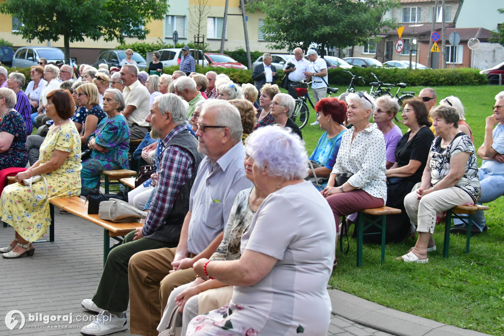 Biłgorajscy Seniorzy czarowali na scenie: Bajka i muzyka na powitanie wakacji