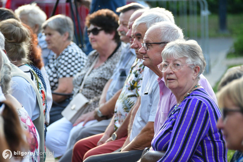 Biłgorajscy Seniorzy czarowali na scenie: Bajka i muzyka na powitanie wakacji