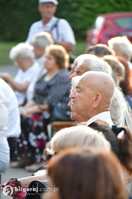 Biłgorajscy Seniorzy czarowali na scenie: Bajka i muzyka na powitanie wakacji