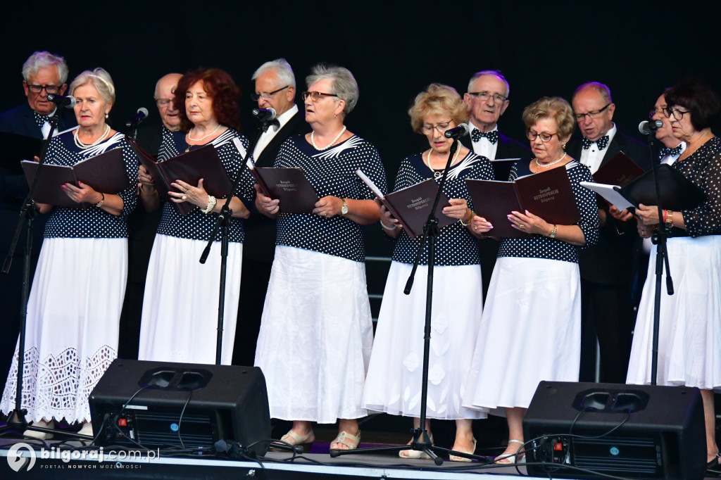 Biłgorajscy Seniorzy czarowali na scenie: Bajka i muzyka na powitanie wakacji