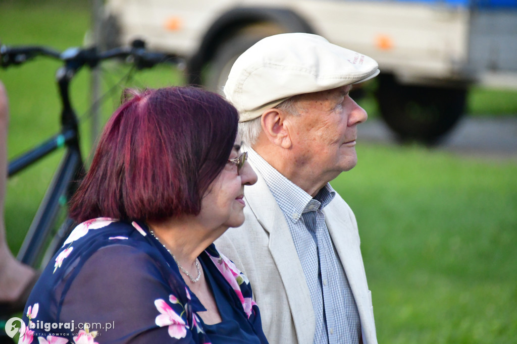 Biłgorajscy Seniorzy czarowali na scenie: Bajka i muzyka na powitanie wakacji