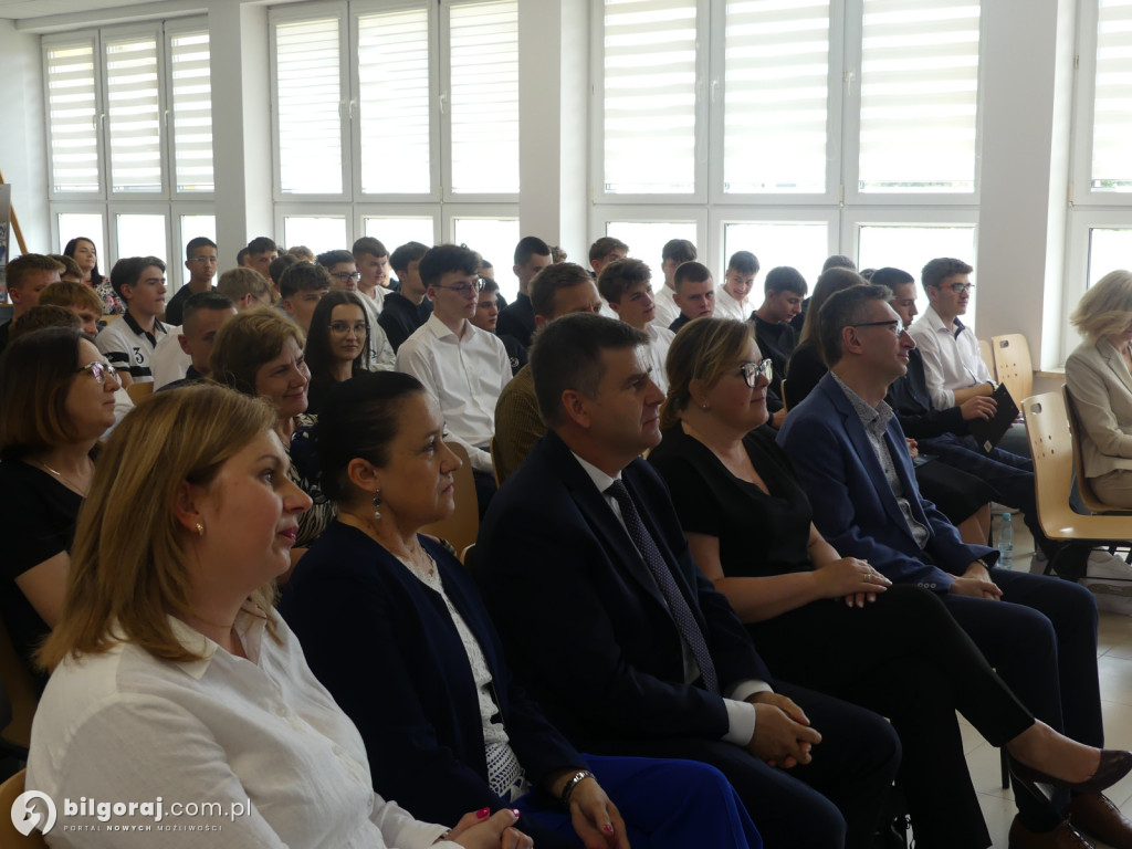 Uczestnicy programu mobilności Erasmus plus otrzymali Europassy