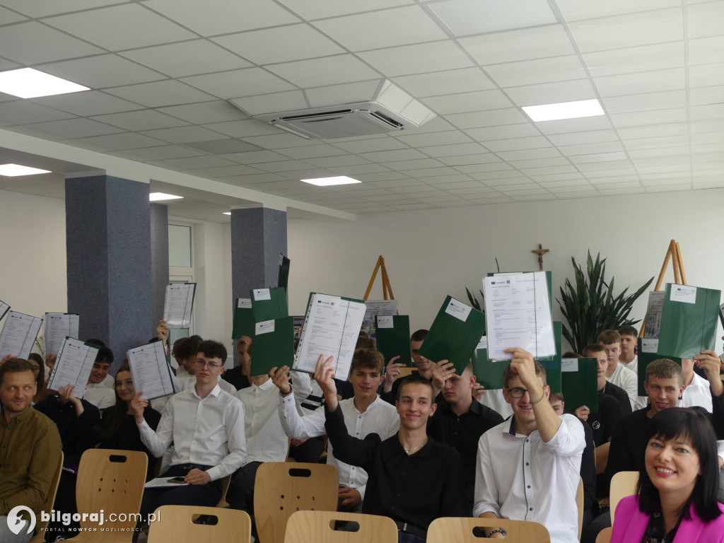 Uczestnicy programu mobilności Erasmus plus otrzymali Europassy