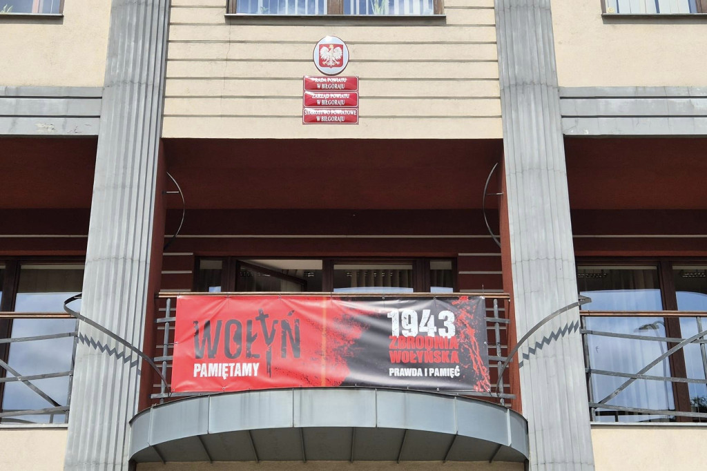 Baner na budynku starostwa przypomina ważną datę