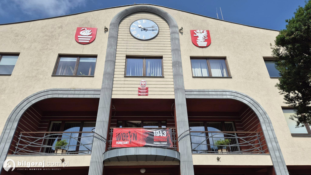Baner na budynku starostwa przypomina ważną datę
