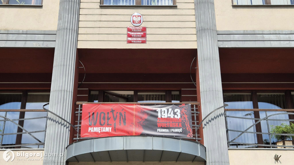 Baner na budynku starostwa przypomina ważną datę