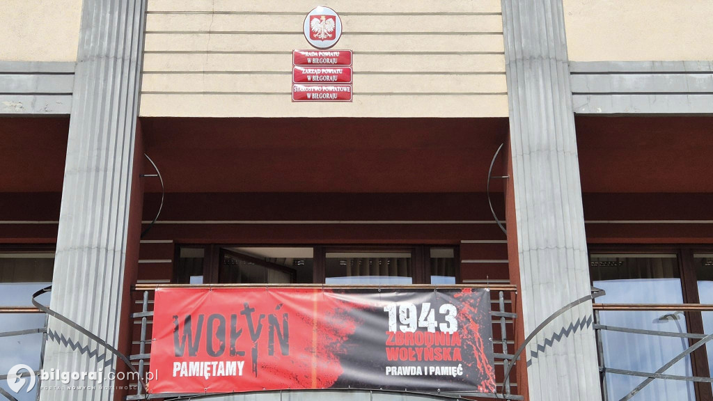 Baner na budynku starostwa przypomina ważną datę