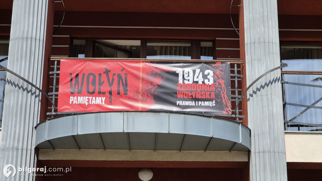 Baner na budynku starostwa przypomina ważną datę