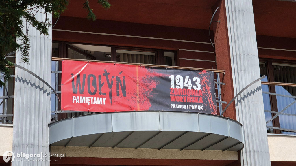 Baner na budynku starostwa przypomina ważną datę
