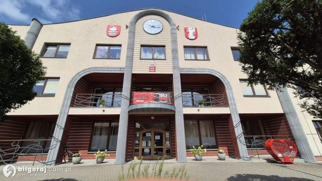 Baner na budynku starostwa przypomina ważną datę