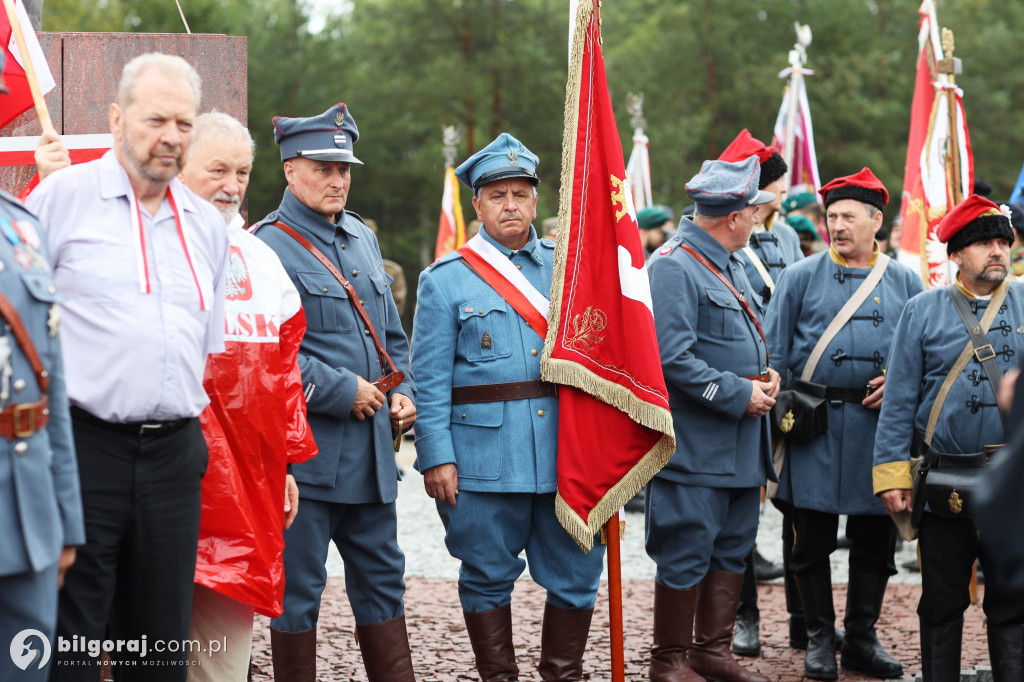 Przedstawiciele władz powiatu na odsłonięcia pomnika rzezi wołyńskiej