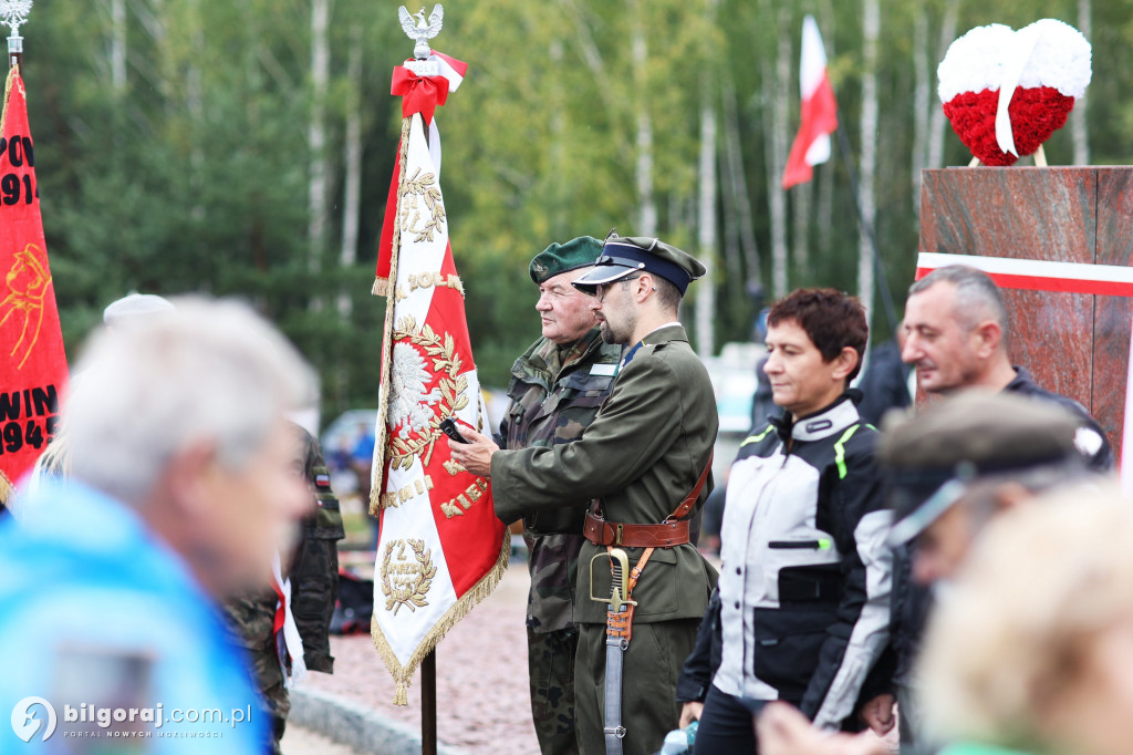 Przedstawiciele władz powiatu na odsłonięcia pomnika rzezi wołyńskiej