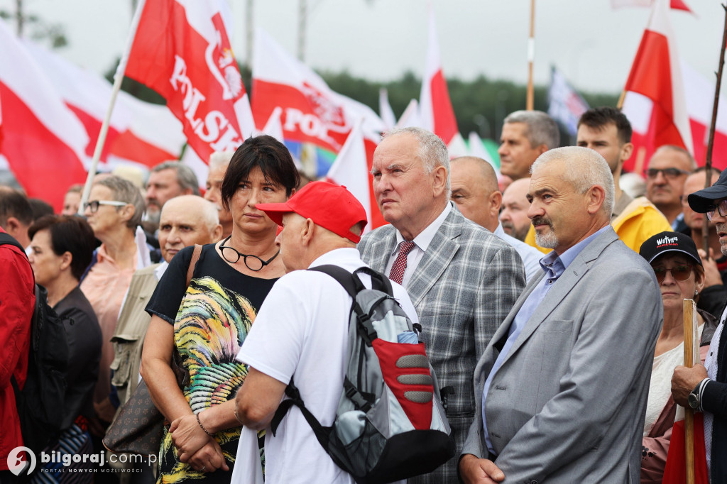 Przedstawiciele władz powiatu na odsłonięcia pomnika rzezi wołyńskiej