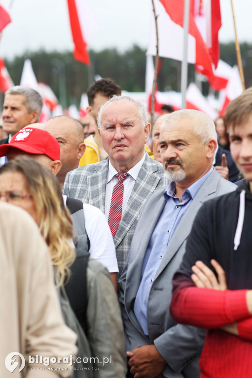 Przedstawiciele władz powiatu na odsłonięcia pomnika rzezi wołyńskiej