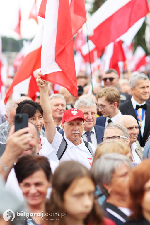 Przedstawiciele władz powiatu na odsłonięcia pomnika rzezi wołyńskiej