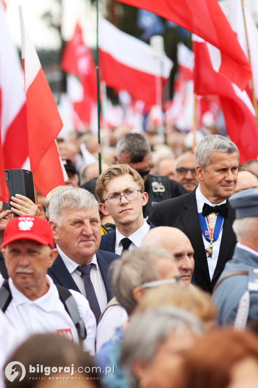 Przedstawiciele władz powiatu na odsłonięcia pomnika rzezi wołyńskiej