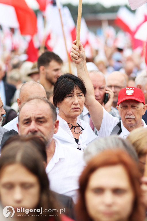 Przedstawiciele władz powiatu na odsłonięcia pomnika rzezi wołyńskiej