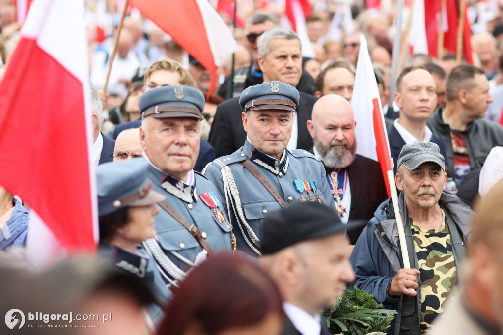 Przedstawiciele władz powiatu na odsłonięcia pomnika rzezi wołyńskiej